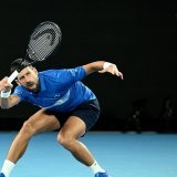 Novak Djokovic à l'ouvrage lors de son premier tour à Melbourne. KEYSTONE/EPA/JOEL CARRETT